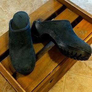 Eddie Bauer clogs charcoal blue size 9